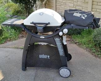 Weber Q 3200 grill has new grates (includes cover and propane tank)