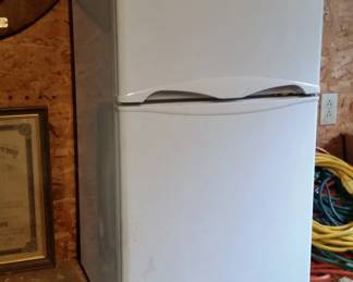 Frigidaire compact refrigerator freezer