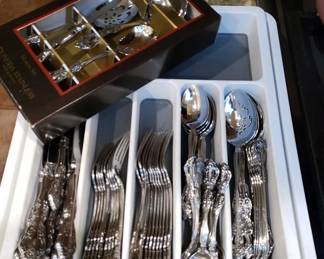 Set of Oneida 'Michaelangelo' flatware