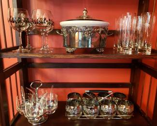 On the lower shelf are eight Dorothy Thorpe mid century modern 'Roly Poly' glasses.