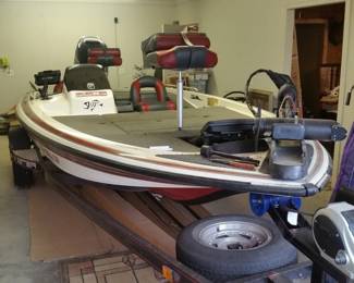This is a 1997 Skeeter ZX185c bass boat powered by a Yamaha 175 hp outboard and Minn Kota 'Maxxum' 36V trolling motor