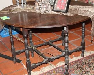 William & Mary style drop-leaf, gate-leg table