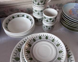 Cool set of dishes with vintage pattern