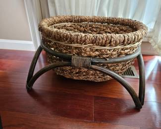 Basket with Wooden Legs