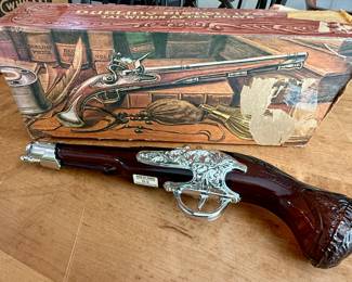 Avon "Dueling Pistol" Tai Winds aftershave decanter with original box