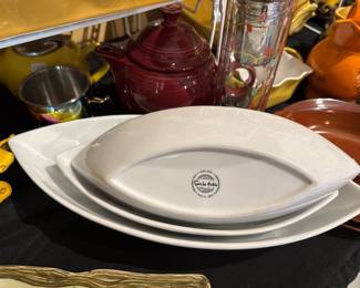 sur la table serving dishes
