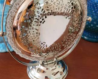 Folding serving dish