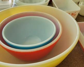 Set of 3 Pyrex bowls
