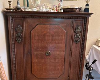 Antique side cupboard 