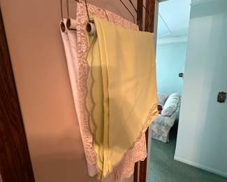 Nice linens! Table cloths!
