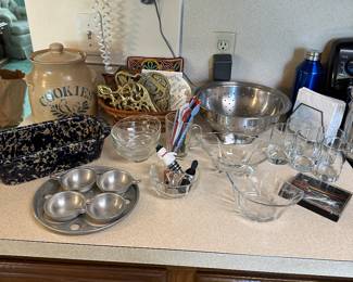 Another countertop filled with vintage kitchenware! Two things in it stand out ~ the beautiful Pfaltzgraff folk art cookie jar and the Bennington Potters Vermont agate blue loaf bread pan! Both pieces are an excellent condition