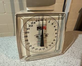 This is a very nice vintage Hanson scale