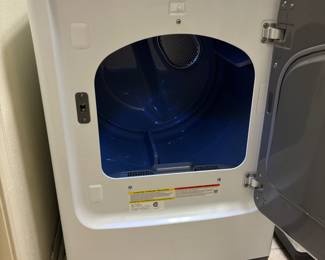 Samsung Dryer electric with moisture sensor. Purchased Dec. 2022 $450.00
2 yr transferable warranty left!