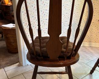 Wood Round kitchen table w 5 chairs
43” diameter 30.5” t. Chair: 19”w 16.5” d 38” t. $ 200.00