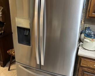 2017 Whirlpool refrigerator/ freezer/water/ ice. $450.00
36”w 32”d 68.5”-69.75”t