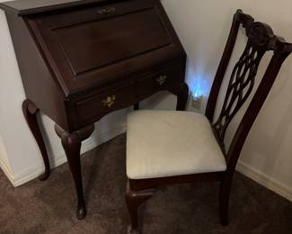 Broyhill Writing Desk w/ chair
Desk: 32”w 19- 31”d 40”t
Chair: 20”w 18” d 38”t. $ 350.00 set
