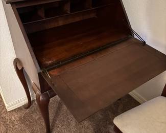 Broyhill Writing Desk w/ chair
Desk: 32”w 19- 31”d 40”t
Chair: 20”w 18” d 38”t. $ 350.00 set