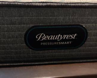 Paula Deen “Down Home “ Tobacco Queen size bed. Headboard: 68”w 72”t
Footboard: 68”w 42”t, side rails and Beautyrest mattress. $750.00
5 pcs set $ 1900.00