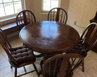 Wood Round kitchen table w 5 chairs
43” diameter 30.5” t. Chair: 19”w 16.5” d 38” t. $ 200.00