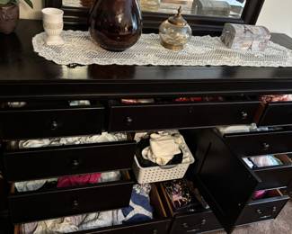 Paula Deen “Down Home “ Tobacco
Dresser w/mirror. 66.5”w 21”d 41.5”t
w/ mirror 79.5”t. $ 500.00
5 pcs set $ 1900.00