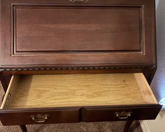 Broyhill Writing Desk w/ chair
Desk: 32”w 19- 31”d 40”t
Chair: 20”w 18” d 38”t. $ 350.00 set