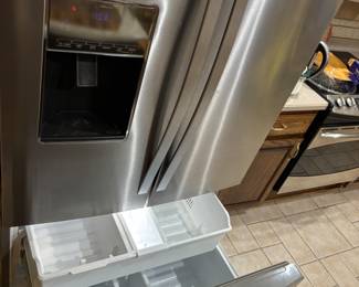 2017 Whirlpool refrigerator/ freezer/water/ ice. $450.00
36”w 32”d 68.5”-69.75”t