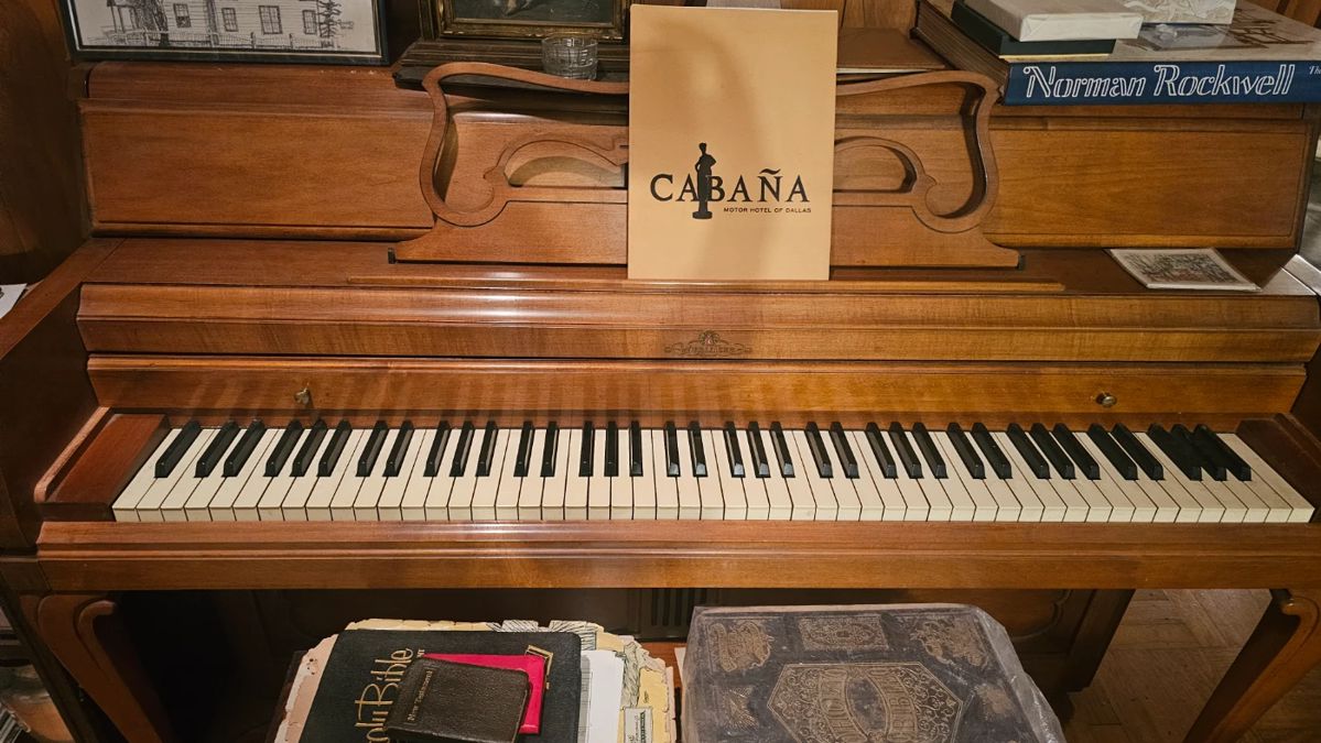 Wurlitzer stand upright piano in excellent condition.
Needs tuning
