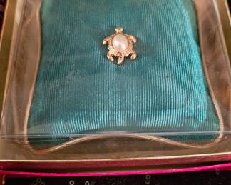 Vintage Signed Carolee Faux Cabochon Pearl Turtle Gold Tone Pin Brooch