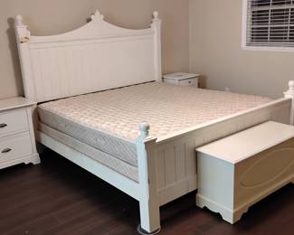 THOMASVILLE - KING SIZE BED SET
FRAME / MATTRESS
DRAWER DRESSER & LANDSCAPE MIRROR
NIGHT STAND & LAMPS
FOOT LOCKER
King Size 2” Inch Memory Foam Top Available
