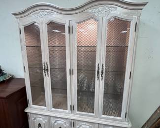 Large French Provincial 2pc Thomasville Lighted