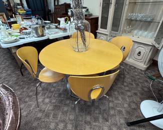 Globus Stua table and chairs