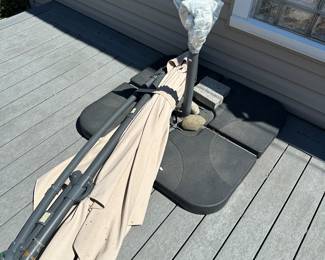 Cantilever outdoor umbrella