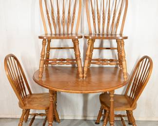 Virginia House breakfast table w/four chairs  