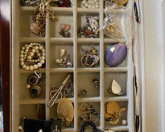 Assorted jewelry sold as a lot.