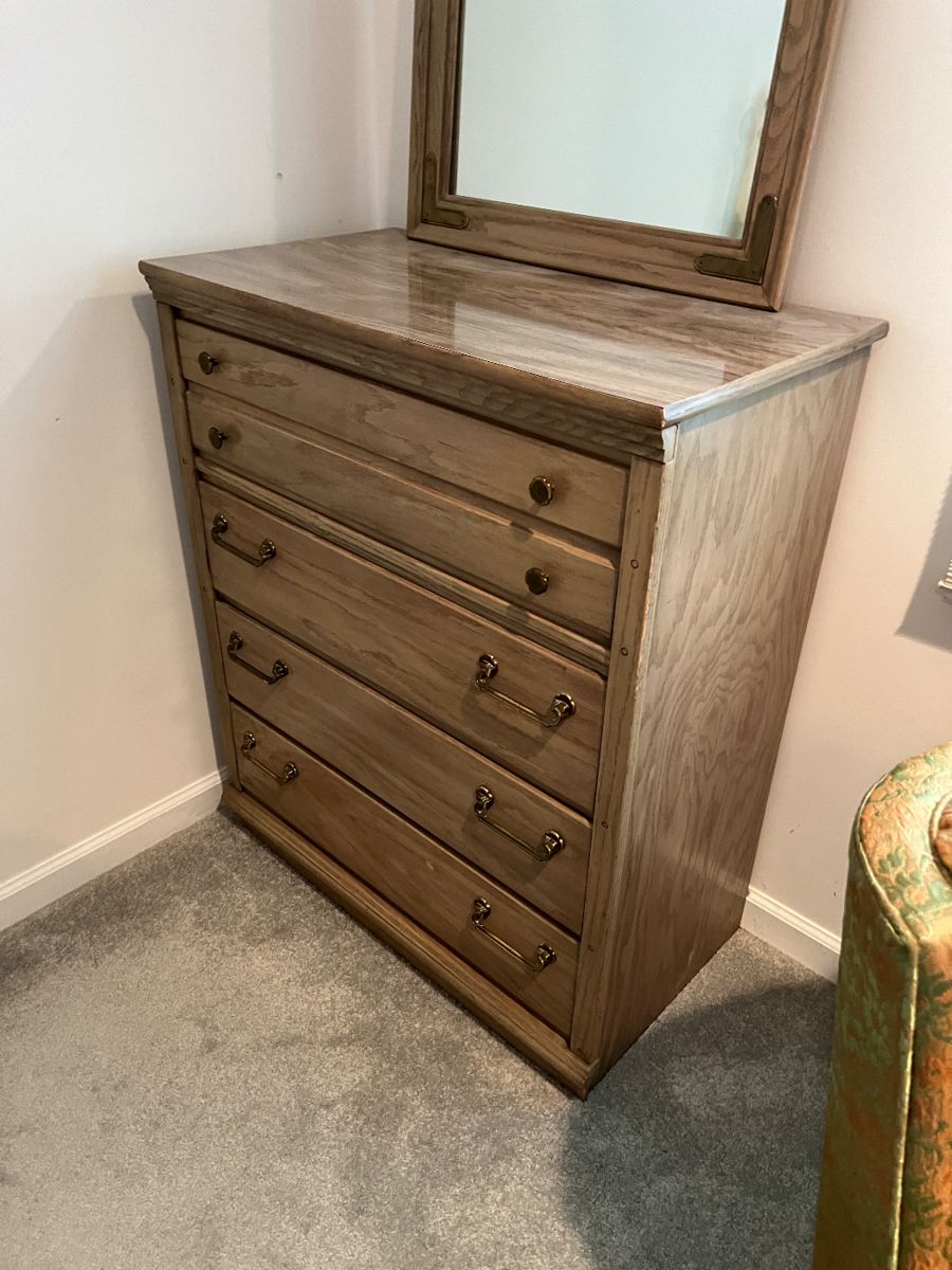 Dresser with mirror $80
(32.5” x 18” x 39”H)