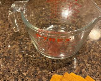 pyrex measuring cup 