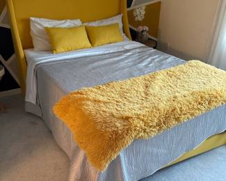 Queen size bed/bedding 