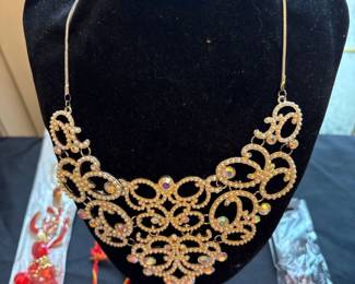 Bib necklace 