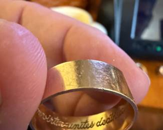 The writing inside the ring says:
“Virtus Junxit Mors Non Separabit”
This is Latin for:
“Whom virtue unites, death will not separate.”
It’s commonly used in Freemasonry, especially in the Knights Templar order.