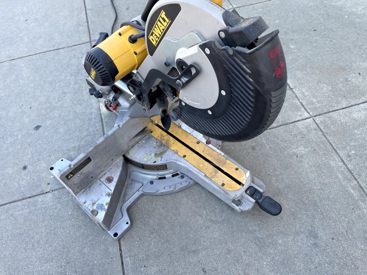 De Walt 12in Sliding compound miter saw carbide blade wood or aluminum cutting