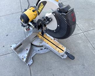 De Walt 12in Sliding compound miter saw carbide blade wood or aluminum cutting