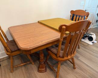 There are 6 chairs with this set as well as leaves for the table 