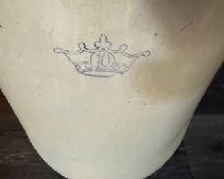 10 gallon Crock with lid. Robinson Ransbottom pottery .