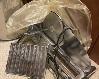 Meat/cheese slicer