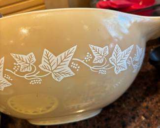 Set of 4 PYREX Sandalwood Ivy Nesting Mixing Bowls