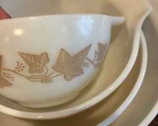 Set of 4 PYREX Sandalwood Ivy Nesting Mixing Bowls