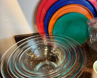 Set of 4 Pyrex Clear Nesting Mixing Bowls with Lids