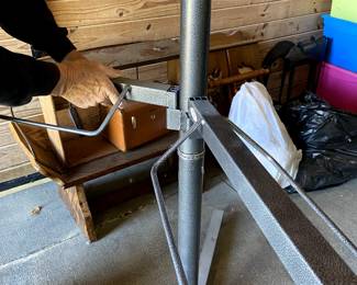 Easy Up Pro rotating horse rack tree that holds 9 saddlesRotating