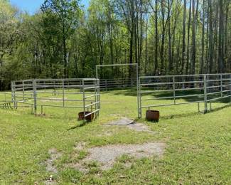 John Lyons Pro Round Pin, 60 feet with gate, in good condition with no dents, sitting on concrete blocks, no rust