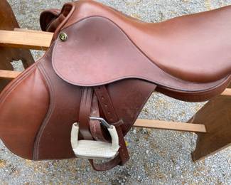 Camelot 17” English riding saddle